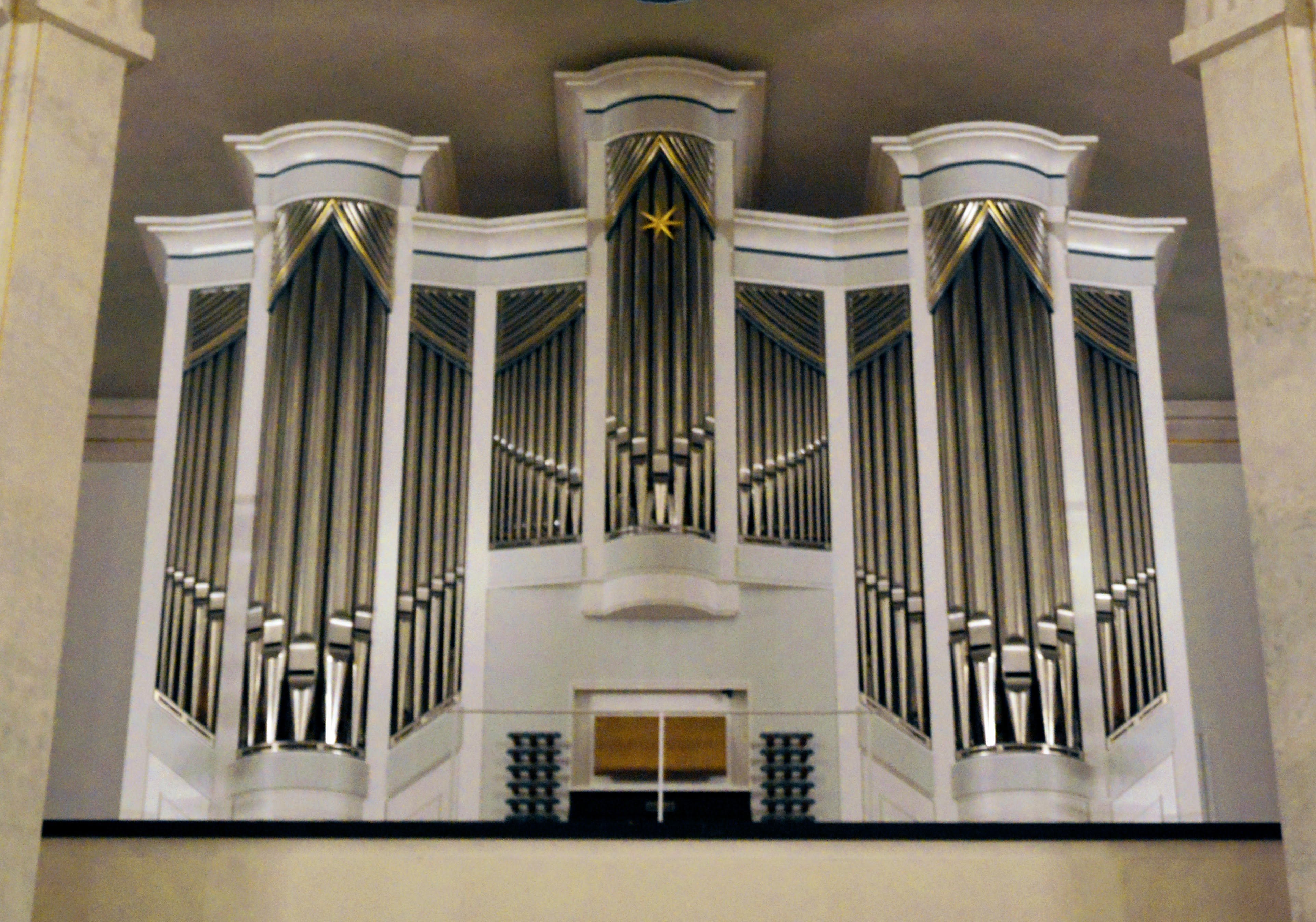 Orgelempore der Luisenkirche mit weißer Orgel und silber-glänzenden Orgelpfeifen.